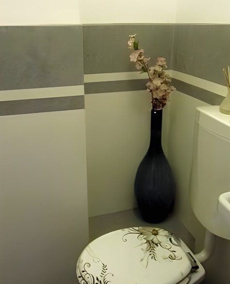 Gäste-WC nach der Sanierung mit neuen Fliesen-Bordüren