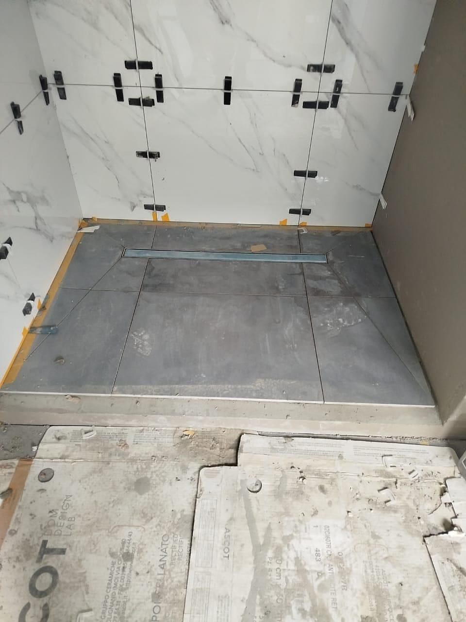 Duschboden mit Duschrinne an der Wand