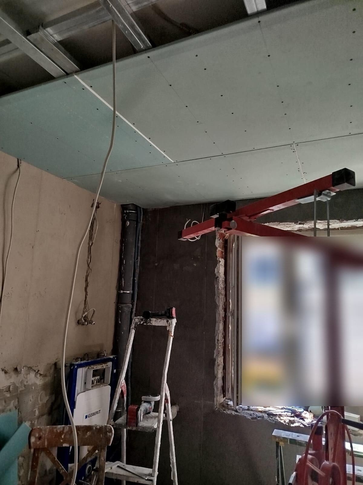 Unterkonstruktion aus Metallprofilen, die Deckenplatten werden mit dem Plattenheber montiert