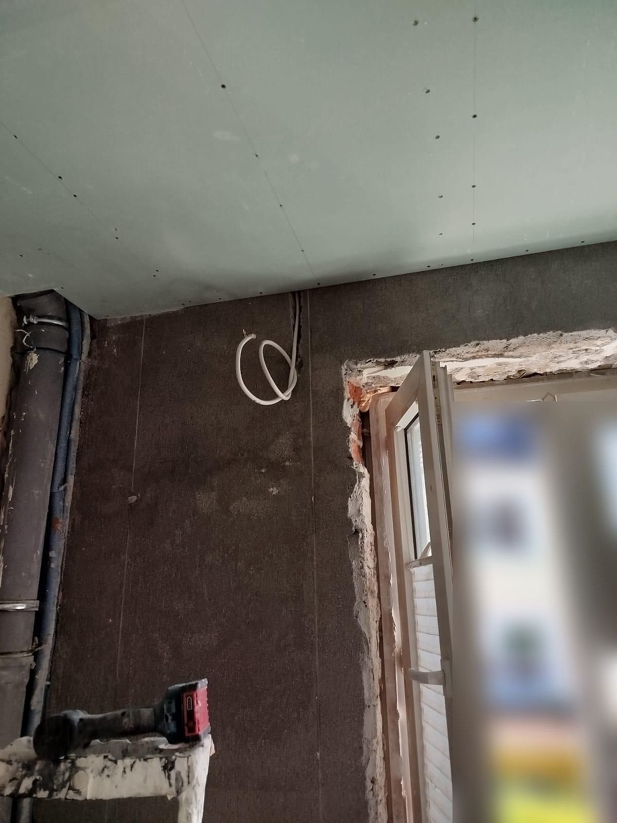 Abgehängte Decke mit Feuchtraumplatten beplankt