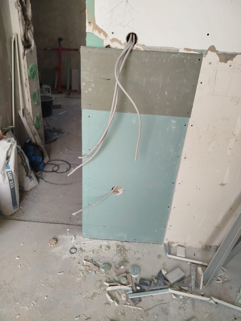 Feuchtraumplatten an der Wand, Leitungen herausgeführt