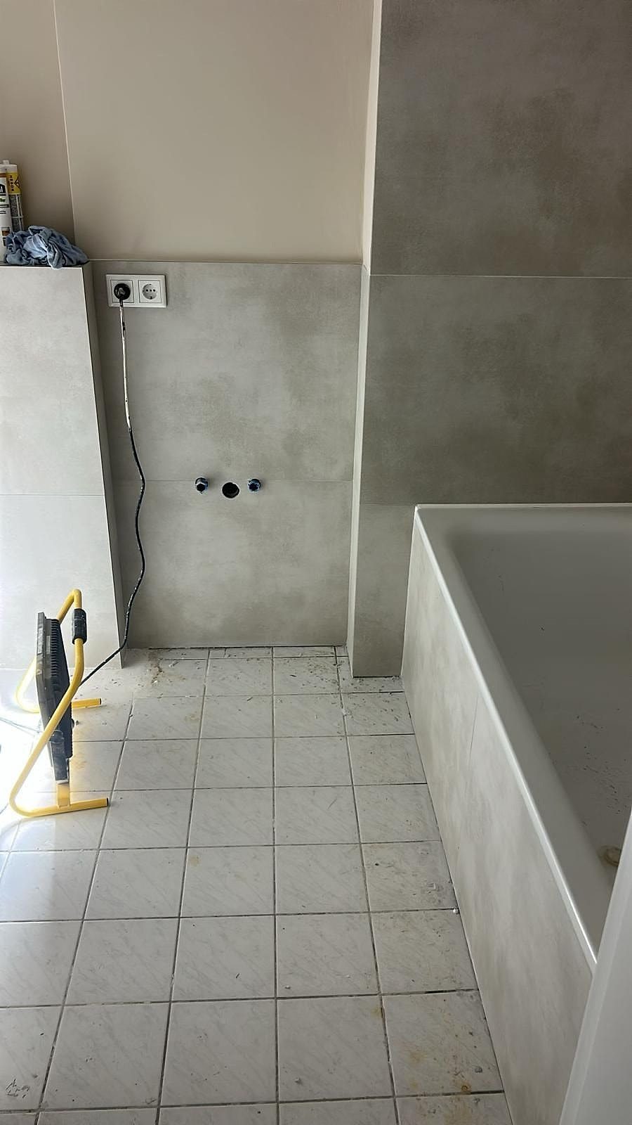 Badewanne eingebaut, Wand und Wannenverkleidung gefliest