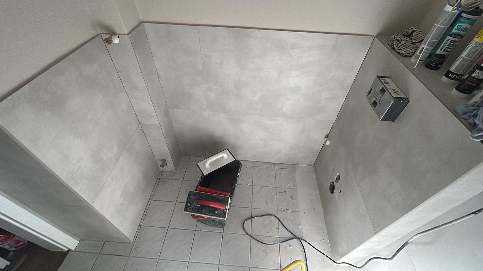 Vorwand für das Wand-WC und Wände im Großformat gefliest
