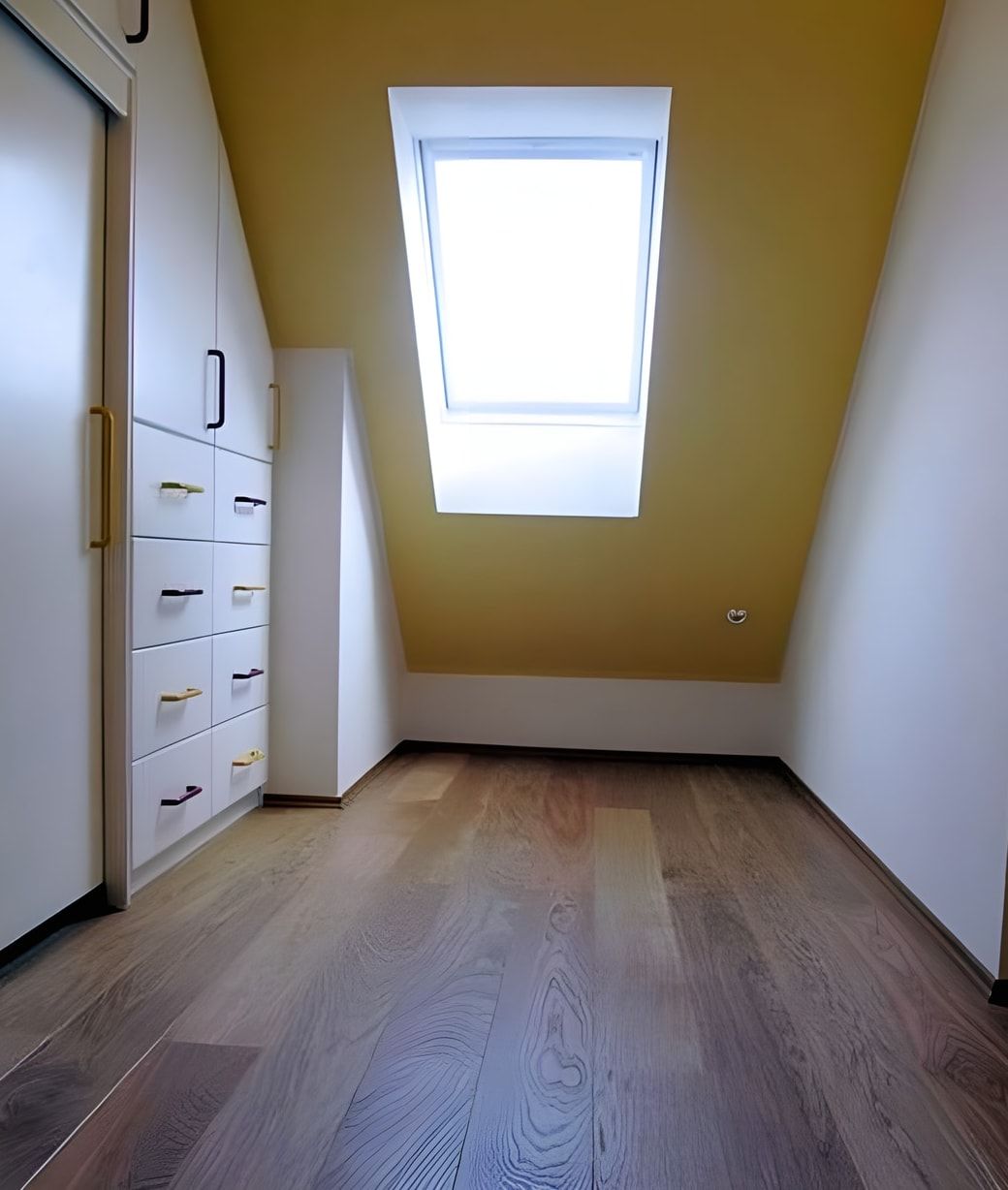 Dachgeschosszimmer nachher: gestrichene Wände, Dachschräge in warmem Gelb, neuer Boden