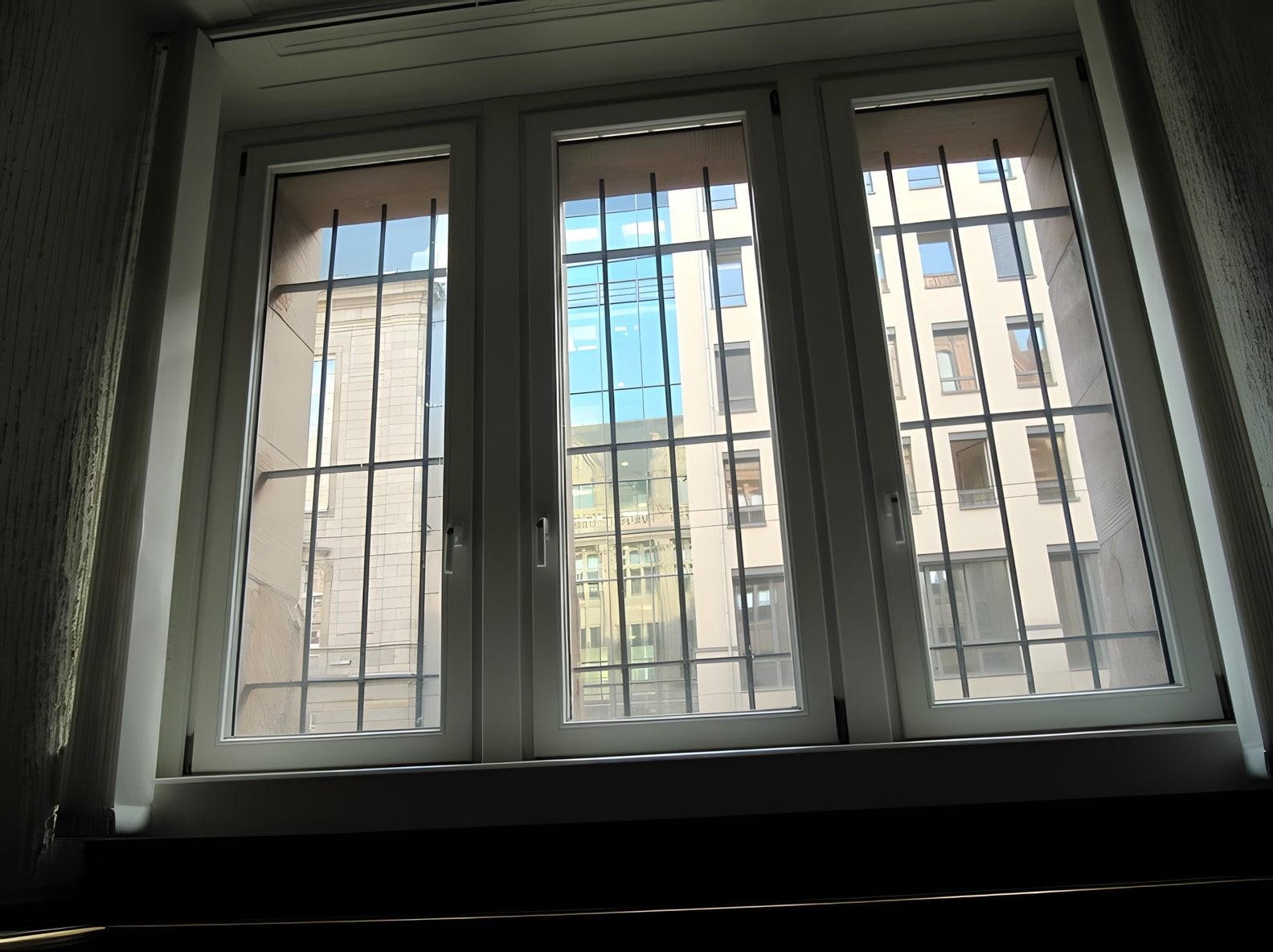 Frisch lackierte Sprossenfenster von innen