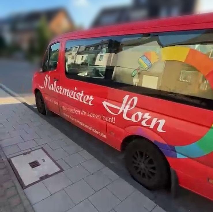 Firmenwagen von Malermeister Horn mit Regenbogen-Motiv und dem Spruch „Wir machen Ihr Leben bunt!“