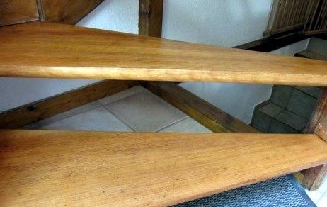 Holztreppe nachher mit neuer Lackierung