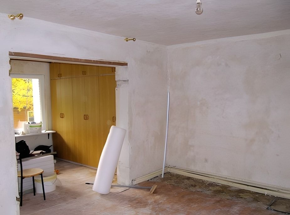 Wohnraum vorher: Wände ohne Tapete, Baustelle