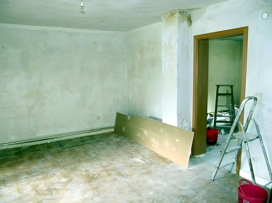 Zimmer vorher: rohe Wände, alter Bodenbelag