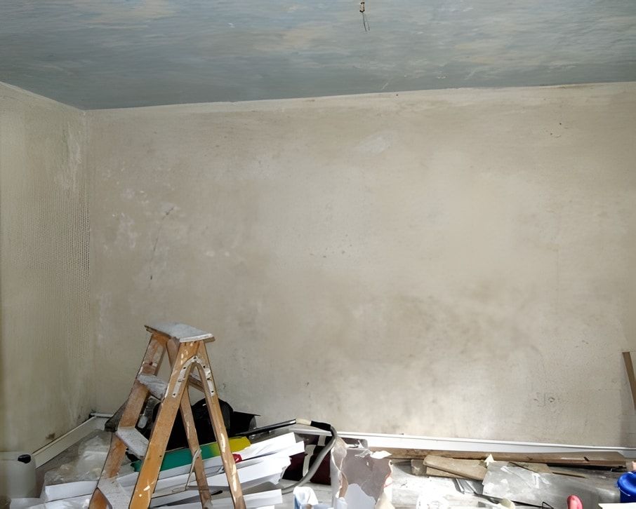 Raum vorher: fleckige Decke, Bauschutt