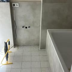 Badewanne eingebaut, Wand und Wannenverkleidung gefliest