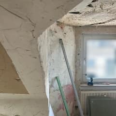 Gaube mit Fenster, Risse im Putz an der Schräge
